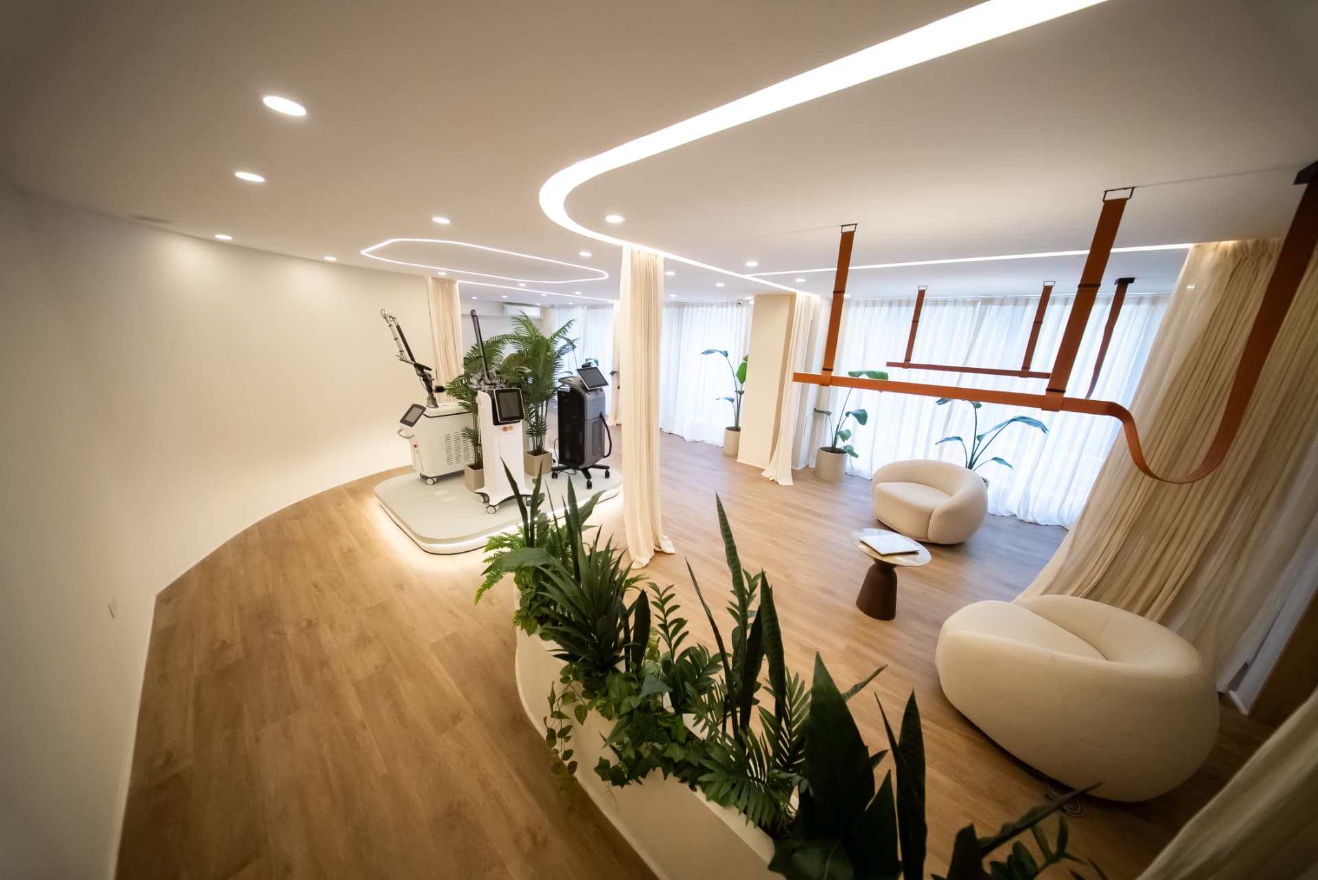 Sala de demos de Cutánea con equipos de medicina estética en Palermo