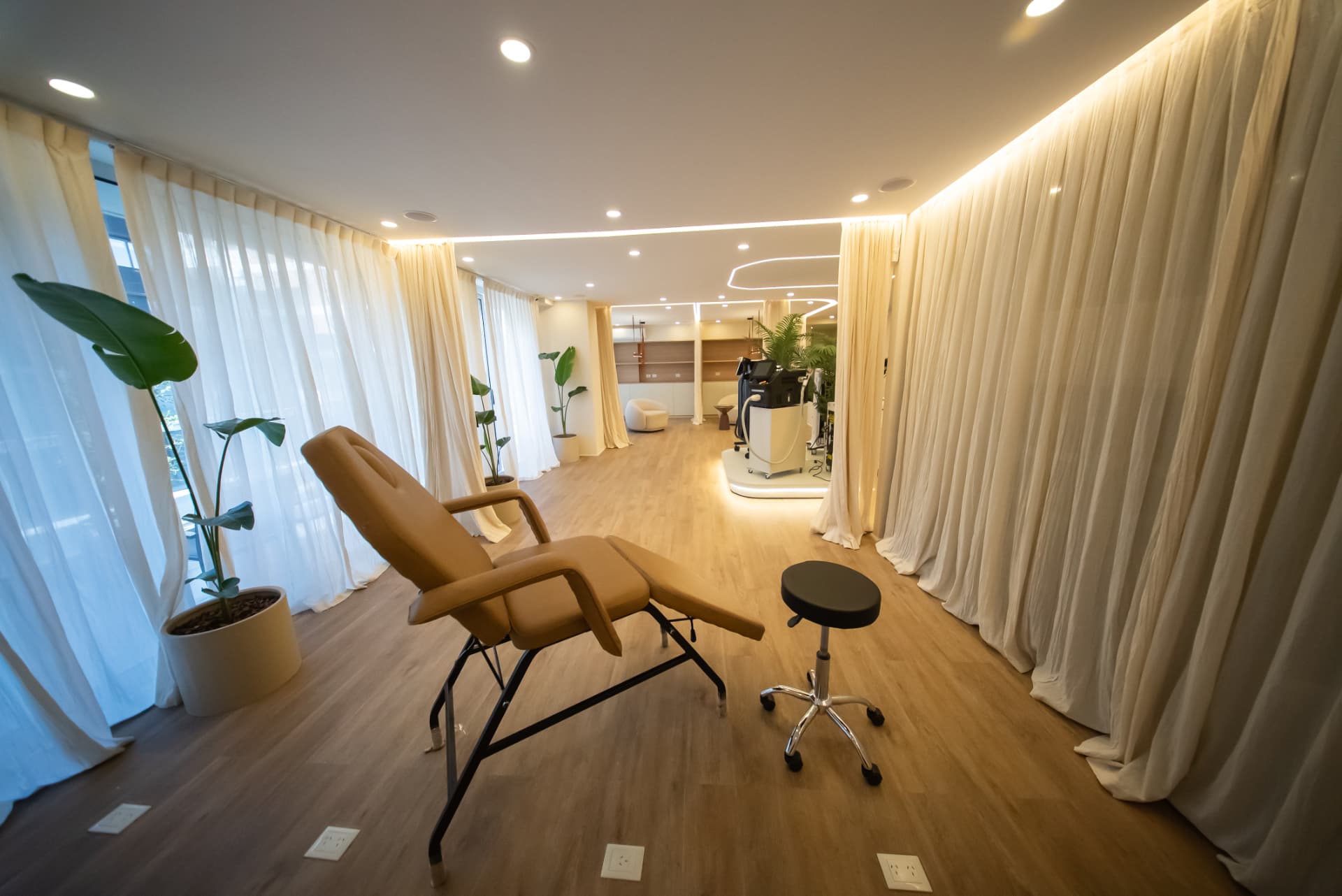 Espacio de tratamiento y recepción en la oficina de Cutánea